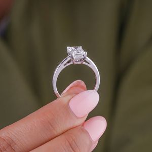 Anillo Solitario de Diamante de Laboratorio con Corte Esmeralda Certificado por IGI en Oro Sólido Liso con Engaste de Cuatro Puntas Tipo Cesta Abierta para Uso Diario - Product Image 5