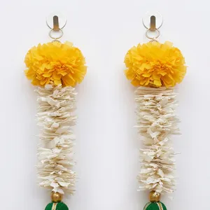 Décoration suspendue artisanale en forme de fleur jaune avec des guirlandes florales blanches, motif paon et embellissements en perles pour la décoration traditionnelle festive de la maison - Product Image 4