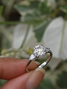 Anillo de compromiso de lujo con zafiro azul y diamantes en oro blanco, estilo vintage, para mujer, elegante joya azul real, regalo. - Product Image 4