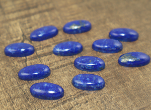 Pierre précieuse naturelle Lapis Lazuli cabochon, forme ovale 10x20mm, pierre en vrac pour la fabrication de bijoux, vente en gros, provenance Inde - Product Image 4