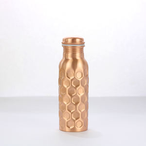Bouteille d'eau hexagonale en cuivre gaufré, finition satinée, anti-fuite, réutilisable, pour la maison, le bureau, le yoga, les voyages et l'usage quotidien - Product Image 1