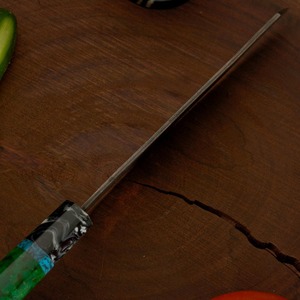 Couteau de chef en acier damas forgé à la main avec manche en résine, style japonais, étui en cuir, pour droitier, usage en cuisine - Product Image 2
