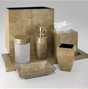Juego de accesorios de baño de lujo en oro antiguo con un elegante acabado de metal cepillado y martillado, disponible a precios de mayorista. - Product Image 6