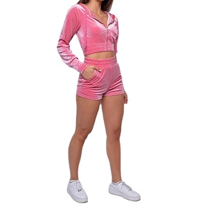 ชุดเซ็ตกำมะหยี่สองชิ้นสำหรับผู้หญิง ประกอบด้วยเสื้อครอปฮู้ดดี้แบบซิปผ้ากำมะหยี่สั่งทำได้ และกางเกงขาสั้นเอวยางยืด ดีไซน์หรูหรา - Product Image 1