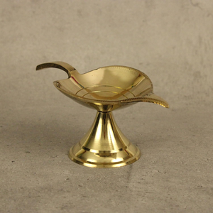 Diya en laiton à motif de feuille pour Puja Aarti, lampe à huile traditionnelle Peetal, Deepak Deepam pour Diwali, maison, mandir, temple, culte - Product Image 6
