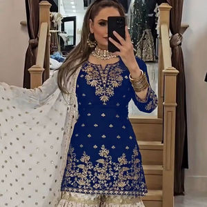 Ensemble haut en georgette de créateur avec doublure en micro-coton et bas brodé - Product Image 1