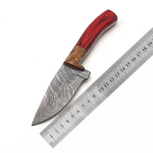 Couteau de chasse en acier de Damas avec manche en bois rouge et lame à motif stratifié pour le camping en plein air et la vente en gros - Product Image 1