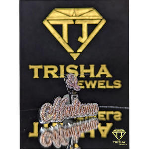 Pendentif personnalisé en argent sterling 925 avec nom en écriture cursive, serti de diamants Moissanite VVS, bijou fleur glacé par Trisha Jewels - Product Image 2