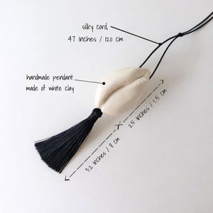 Collier artisanal en coquillages de cauris avec pendentif en coquillage blanc et long pompon noir, bijoux bohèmes - Product Image 2