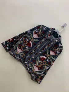 Chaqueta de Terciopelo Gris Carbón Hecha a Mano de Primera Calidad para Mujer, Elegante Cuello Mao, Silueta Abierta y Mangas Largas - Product Image 2