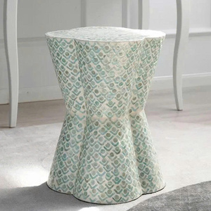 Mesa auxiliar/taburete moderno con incrustaciones de nácar hechas a mano de primera calidad; ideal para decorar interiores de alta gama. - Product Image 2