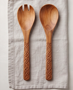 Ensemble de cuillères à salade en bois faites à la main avec un motif de nœud celtique, finition mate, couverts traditionnels pour la salle à manger et les restaurants - Product Image 1