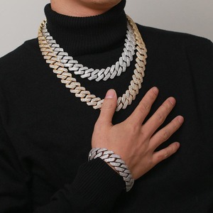 Collar de Eslabones Cubanos de Moissanita de Diseño de Alta Gama para Amantes de la Joyería de Moda Urbana de Lujo, Disponible para la Venta - Product Image 1