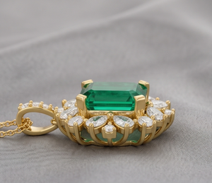 Collar con Colgante de Piedra Preciosa Verde Corte Esmeralda de Lujo |   Colgante Floral Halo con Diamantes Cultivados en Laboratorio en Oro Amarillo |   Joyería llamativa - Product Image 4