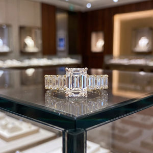 แหวนเพชรทรงมรกต VVS คุณภาพสูง ผลิตในห้องปฏิบัติการ รับรองโดย IGI ทองคำขาว 14K ประดับเพชรทรงบาแกตต์ด้านข้าง เครื่องประดับสำหรับเจ้าสาว ผู้หญิง - Product Image 1