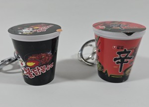 Portachiavi a Forma di Tazza di Ramen Coreano, Mini Tazze in Plastica con Stampa Digitale, Tema Anime, Novità per Uso Promozionale - Product Image 3