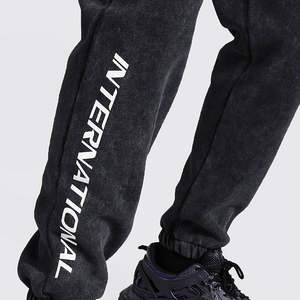 Conjunto de Dos Piezas Personalizado para Hombre: Sudadera con Capucha Slim Fit de Colores Sólidos y Pantalones Jogger Casuales con Efecto Lavado - Product Image 6