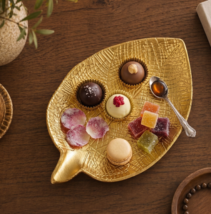Plateau de service décoratif en forme de feuille d'or, plat à dessert texturé pour table de fête et décoration - Product Image 4