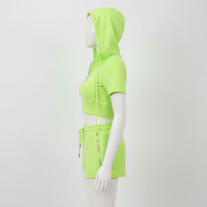 Ensemble deux pièces pour femmes, haut court à capuche zippé à manches courtes vert néon uni et short à cordon de serrage, vêtements en gros OEM ODM - Product Image 2