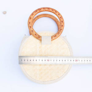 Bolso redondo tejido a mano con forma de hoja y patrón de loto rosa – Accesorio artesanal premium de hoja de palma de Vietnam - Product Image 6