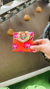 Bolsitas de monedas tradicionales indias para bodas, con múltiples diseños Lehriya Gotta Patti, para regalos de pooja y recuerdos de fiestas indias. - Product Image 3