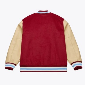 Chaqueta Varsity Roja para Hombre con Mangas Beige y Ribete a Rayas, Ropa Casual de Otoño - Product Image 4