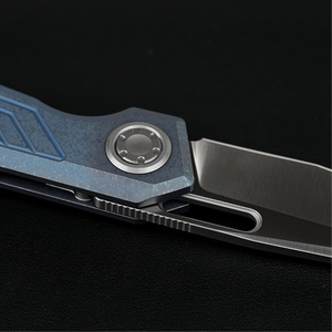 Couteaux pliants bleus avec lame argentée, manche en métal rainuré, pivot circulaire et fente d'ouverture de la lame pour une utilisation quotidienne en extérieur - Product Image 4