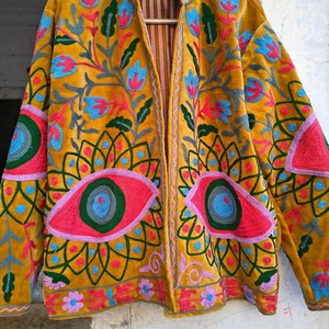 Chaqueta de terciopelo Suzani con motivos tradicionales inspirados en los ojos, estilo bohemio, con bordado floral, ideal para regalo navideño para ella. - Product Image 2