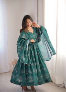 Ensemble de robe Anarkali ethnique élégante en maslin imprimé avec détails en dentelle miroir, dupatta en organza et pantalon, tenue prête-à-porter pour femme - Product Image 2