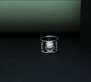 Anillo de lujo con motivo de águila y diseño calado - Product Image 1