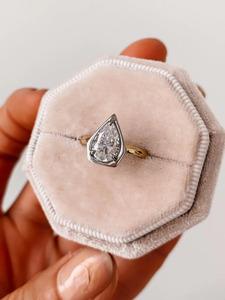 แหวนหมั้นเพชรเม็ดเดี่ยวทรงลูกแพร์สองสีที่เพาะเลี้ยงในห้องปฏิบัติการ - Product Image 4