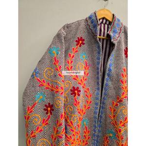 Chaqueta Suzani Acolchada 100% Algodón Hecha a Mano con Bordado Floral y Cuello Alto para Mujer, Ideal para Fiestas - Product Image 2