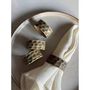 Anneau de serviette en métal haut de gamme pour la décoration de table de mariage, la mise en scène de réception et la présentation culinaire - Product Image 1