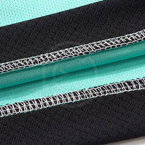 Uniforme de fútbol hecho con material que absorbe el sudor, diseñado para mantener a los jugadores frescos y secos durante partidos intensos de fútbol. - Product Image 6