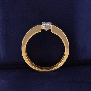 Bague en or jaune 14 carats martelée avec diamant baguette cultivé en laboratoire, design minimaliste de luxe pour mariage, unisexe - Product Image 6