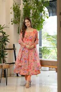 Nuevo Traje Anarkali con Estampado Floral en Organza, Vestido y Pantalón con Detalles Realistas y Dupatta - Product Image 3