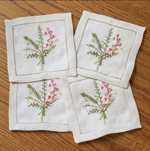 Serviettes de cocktail personnalisées en gros, brodées de jolies fleurs, lavables en machine, 6x6', en coton, avec ourlet festonné, pour événements à domicile - Product Image 3
