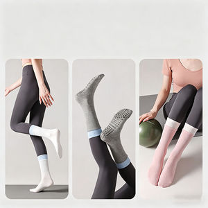 Chaussettes de Pilates en coton côtelé antidérapantes avec logo personnalisé sur le bord, motif uni, chaussettes de yoga ODM - Product Image 2