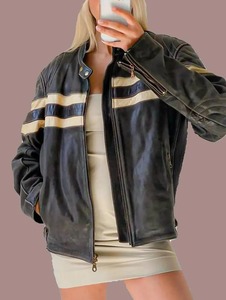Blouson de moto en cuir noir d'inspiration vintage avec rayures crème rétro, style motard oversize pour femme, effet vieilli pour l'hiver - Product Image 1