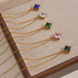 Collier pendentif carré pour femme en acier inoxydable 304 avec finition plaquée or véritable 18 carats et incrustation de verre sur chaîne câblée - Product Image 5