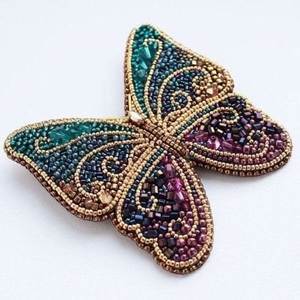 Broche brodée à la main avec des perles scintillantes, des perles et des cristaux - Product Image 1