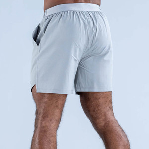 Pantalones cortos de entrenamiento para hombre, color gris tormenta, de alta calidad, 6/8 de longitud, ligeros, con logotipo personalizado, cintura elástica y bolsillos laterales. - Product Image 2