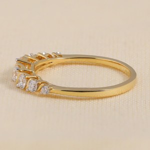 Bague demi-éternité en or jaune 14 carats avec diamant rond de laboratoire de qualité supérieure, bijou de promesse de mariage minimaliste et tendance pour elle - Product Image 4