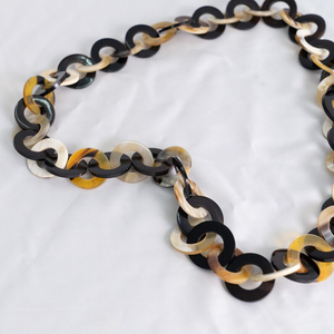 Collar Moderno Hecho a Mano con Cuerno de Búfalo Natural y Cuentas Redondas Grandes de la India por S a and SONS EXPORTS - Product Image 3