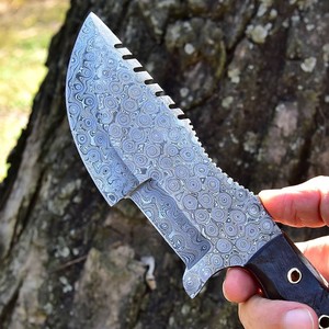 Cuchillo de camping personalizado hecho a mano con hoja dentada, acero de Damasco, mango de cuerno, funda de cuero, OEM/ODM disponible, punta de clip - Product Image 3
