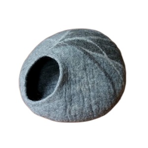 Niche pour chat en feutre rayé faite à la main, confortable et idéale pour les voyages, avec un motif attrayant - Product Image 5