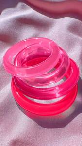 Brazalete de Resina Transparente Rosa Intenso, Brazalete Redondo Brillante para Mujer, Joyería de Moda, Anillo de Brazo Acrílico - Product Image 1