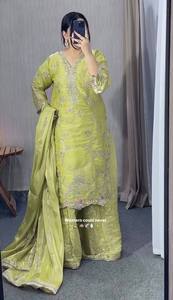Ensemble Kurta en soie brodée verte avec motif floral, coupe ample, tenue traditionnelle indienne et pakistanaise pour mariage, longueur au sol - Product Image 2