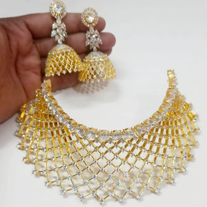 Ensemble de bijoux collier et boucles d'oreilles pour femmes, classique et glamour, plaqué or, avec strass blancs, pour mariages, fiançailles et événements nocturnes - Product Image 1