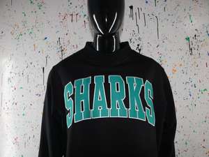 Sudadera SHARKS BLACK con cuello alto, 100% color verde azulado, con apliques bordados, cuello ancho, CLUSH SPORTS - Product Image 3